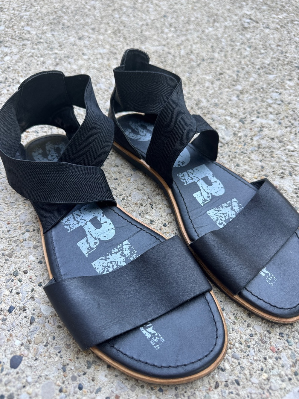 Women's Sorel Black Crisscross Elastic Band Flat Sandals size 9.5
